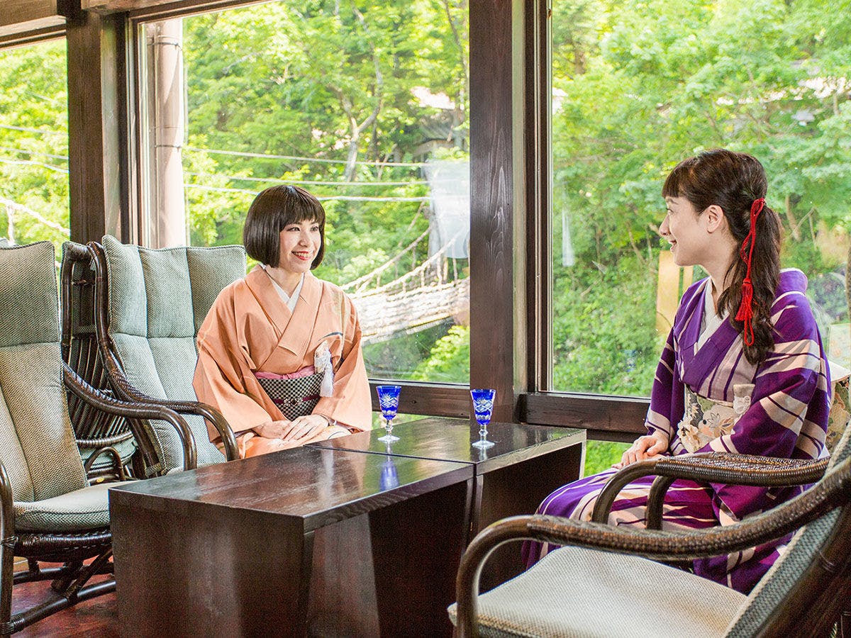 ゆったりとした椅子と眺望ロビー