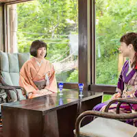 ゆったりとした椅子と眺望ロビー