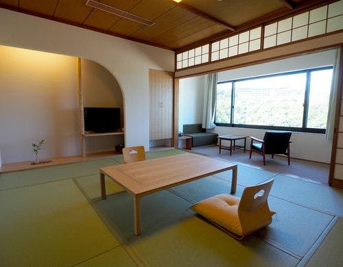 旧有馬郡の山々が広がる和室