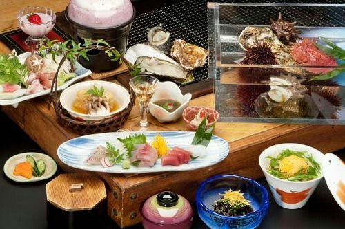 【夕食評価 九州No.1】車海老・さざえ・岩牡蠣など新鮮な魚介類を職人が目の前で焼く「磯あそび会席」