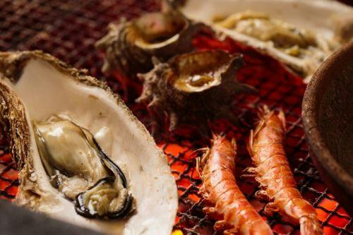 【夕食評価 九州No.1】車海老・さざえ・岩牡蠣など新鮮な魚介類を職人が目の前で焼く「磯あそび会席」