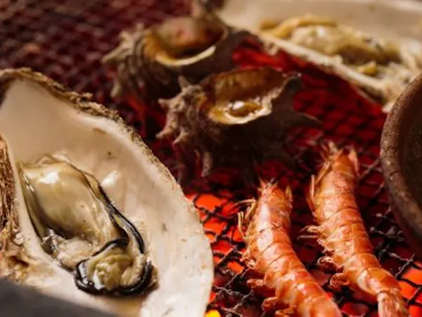 【夕食評価 九州No.1】車海老・さざえ・岩牡蠣など新鮮な魚介類を職人が目の前で焼く「磯あそび会席」