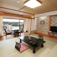 海と港が見える和室