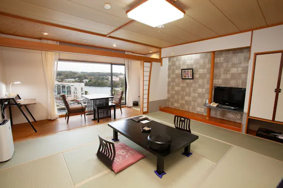 海と港が見える和室