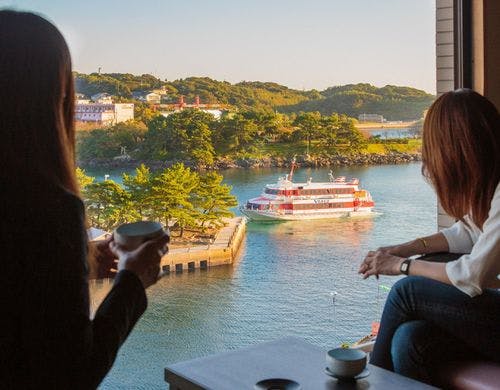 海と港が見える和室