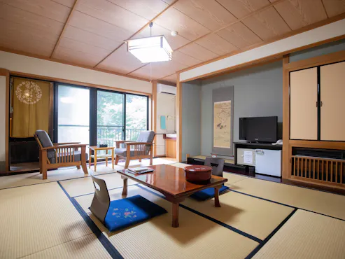 ห้องพัก: ห้องพร้อมอ่างอาบน้ำกลางแจ้งบางส่วน