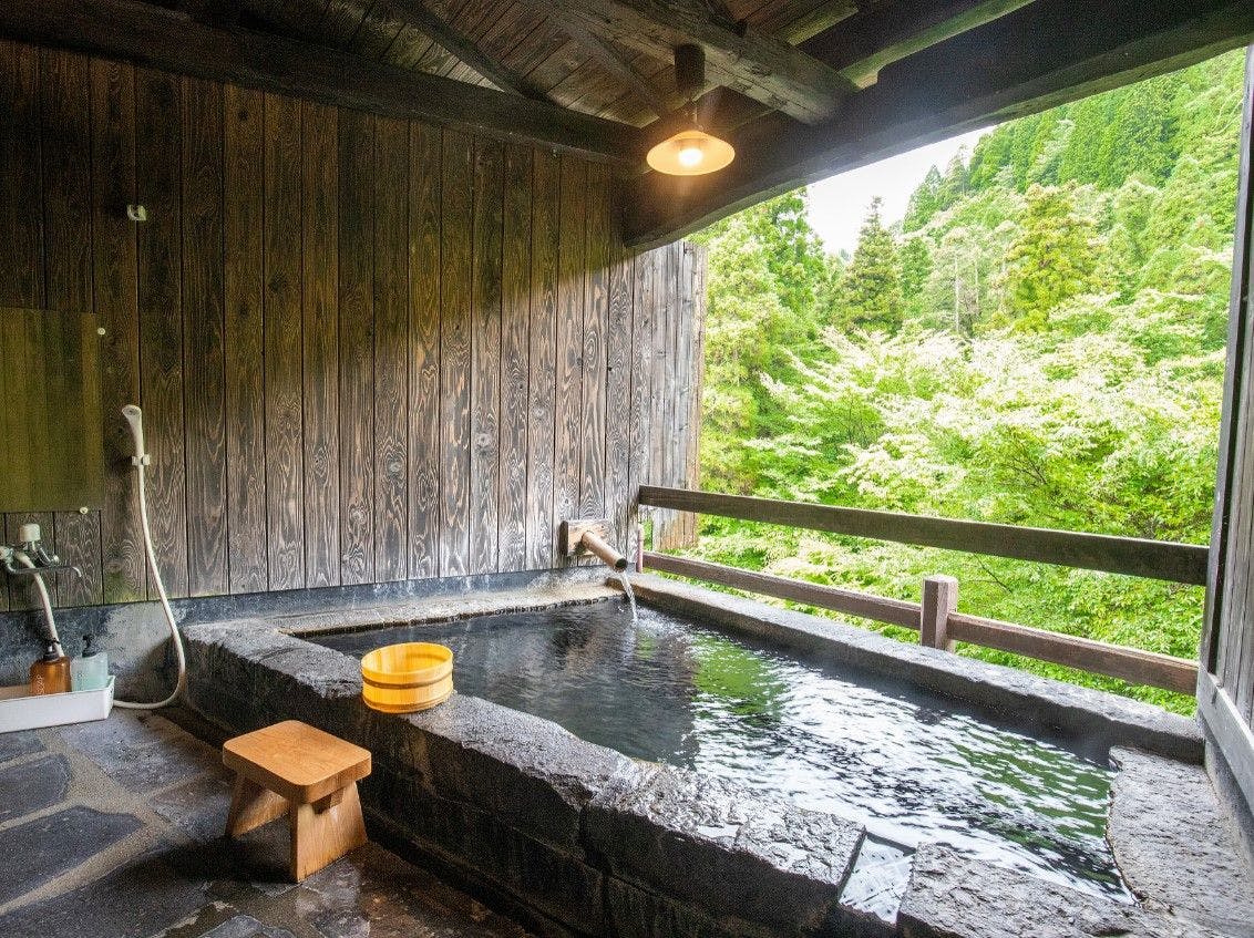 ห้องพัก: ห้องพร้อมอ่างอาบน้ำกลางแจ้งบางส่วน