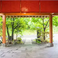 ภายนอก: ทางเข้าโอบล้อมด้วยความเขียวขจี