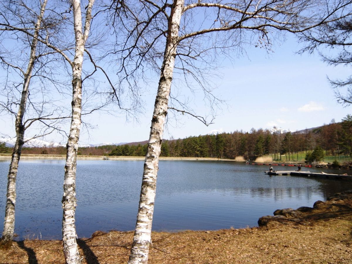 Danau Tsuki, cocok untuk memancing dan berjalan santai.