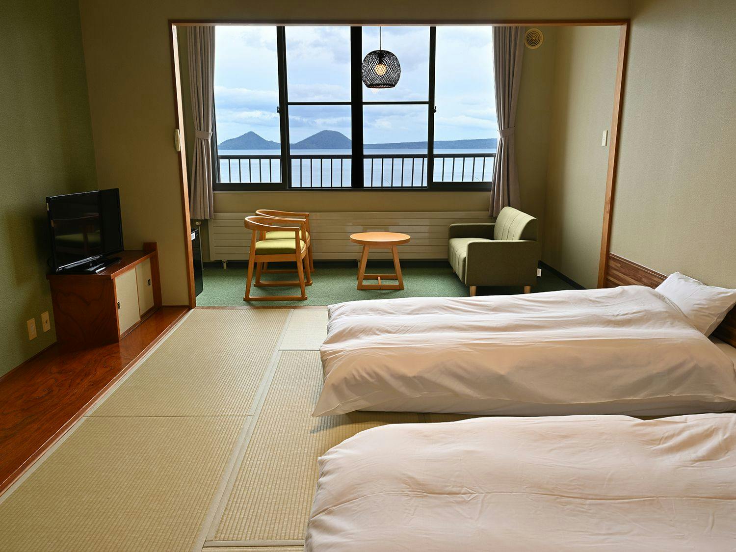 Kamar bergaya Jepang menghadap danau