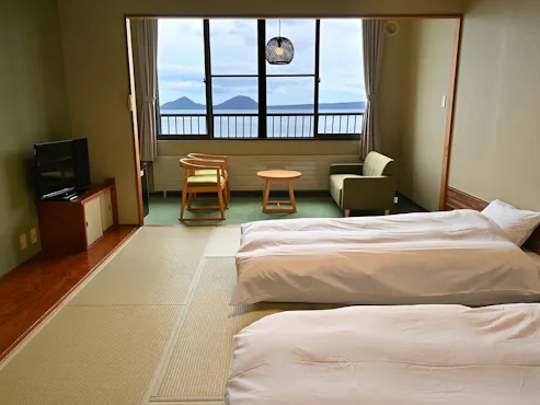 Kamar bergaya Jepang menghadap danau