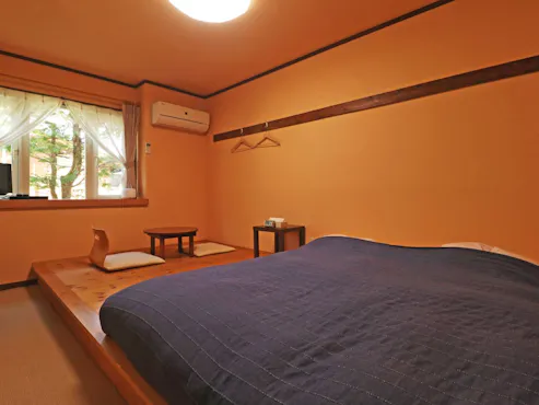 低矮双人床 - 适合腿脚不便的人士。