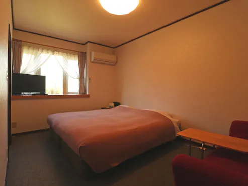 二楼双人房 - 适合两人使用的完美尺寸。