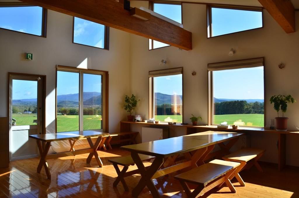 吹き抜け風の明るいダイニング