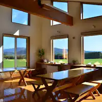 吹き抜け風の明るいダイニング