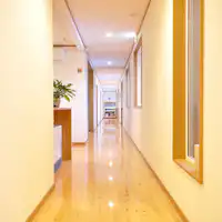 木のぬくもりが感じられる廊下。