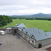 牧草地の端っこに建つぽらりす