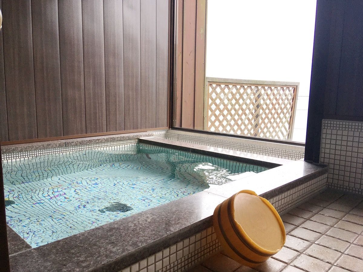 น้ำพุร้อนขนาดเล็ก (ปรับปรุงใหม่ในเดือนกรกฎาคม 2018)