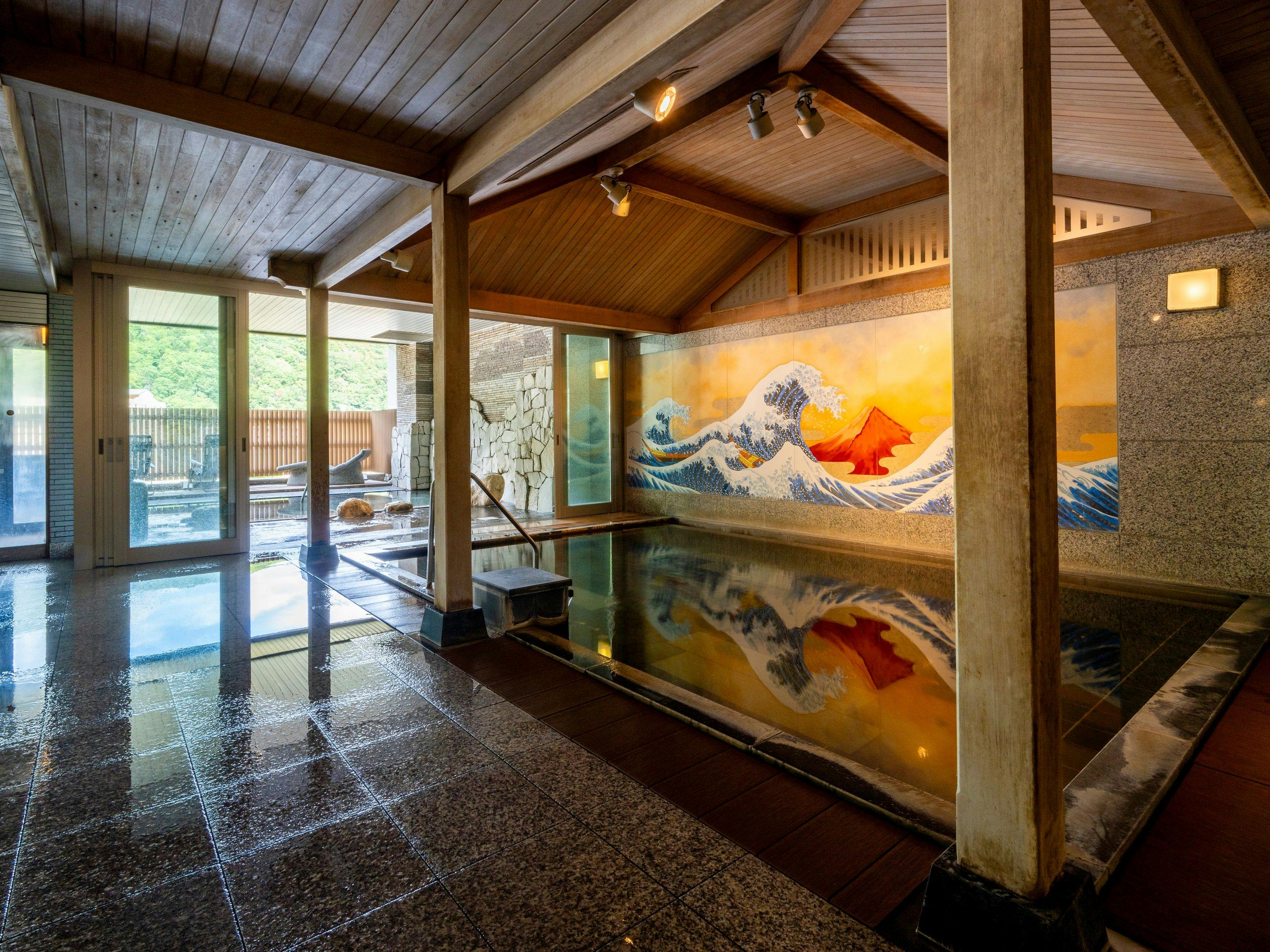 打開門後，日式浴池變成半露天浴池。