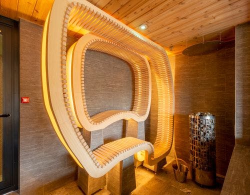 指輪のようなデザインのサウナベンチが魅力