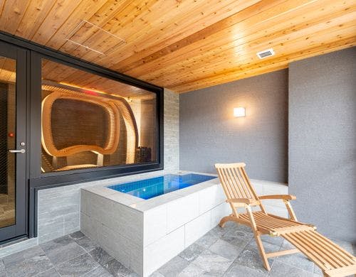 サウナ室から直結のテラスで水風呂と外気浴