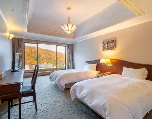 広々としたツインベッドの洋室。