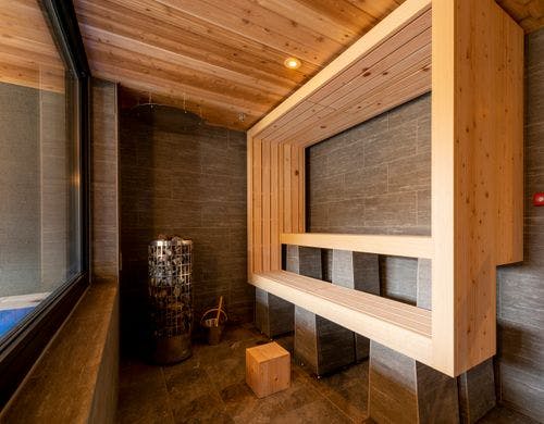 テラスで水風呂と外気浴を楽しむ