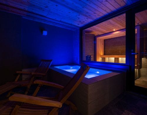 夜になると幻想的にライトアップする水風呂