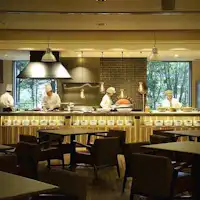 在我們引以為傲的現場廚房,現場烹飪!