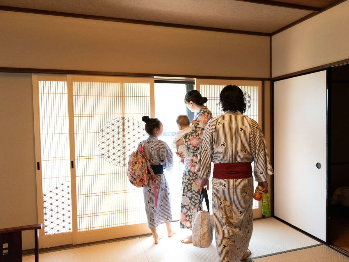 Bersantai bersama keluarga di Mata air panas...