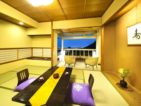 โปรดเพลิดเพลินกับวิวกลางคืนที่ส่องประกายอย่างเต็มที่