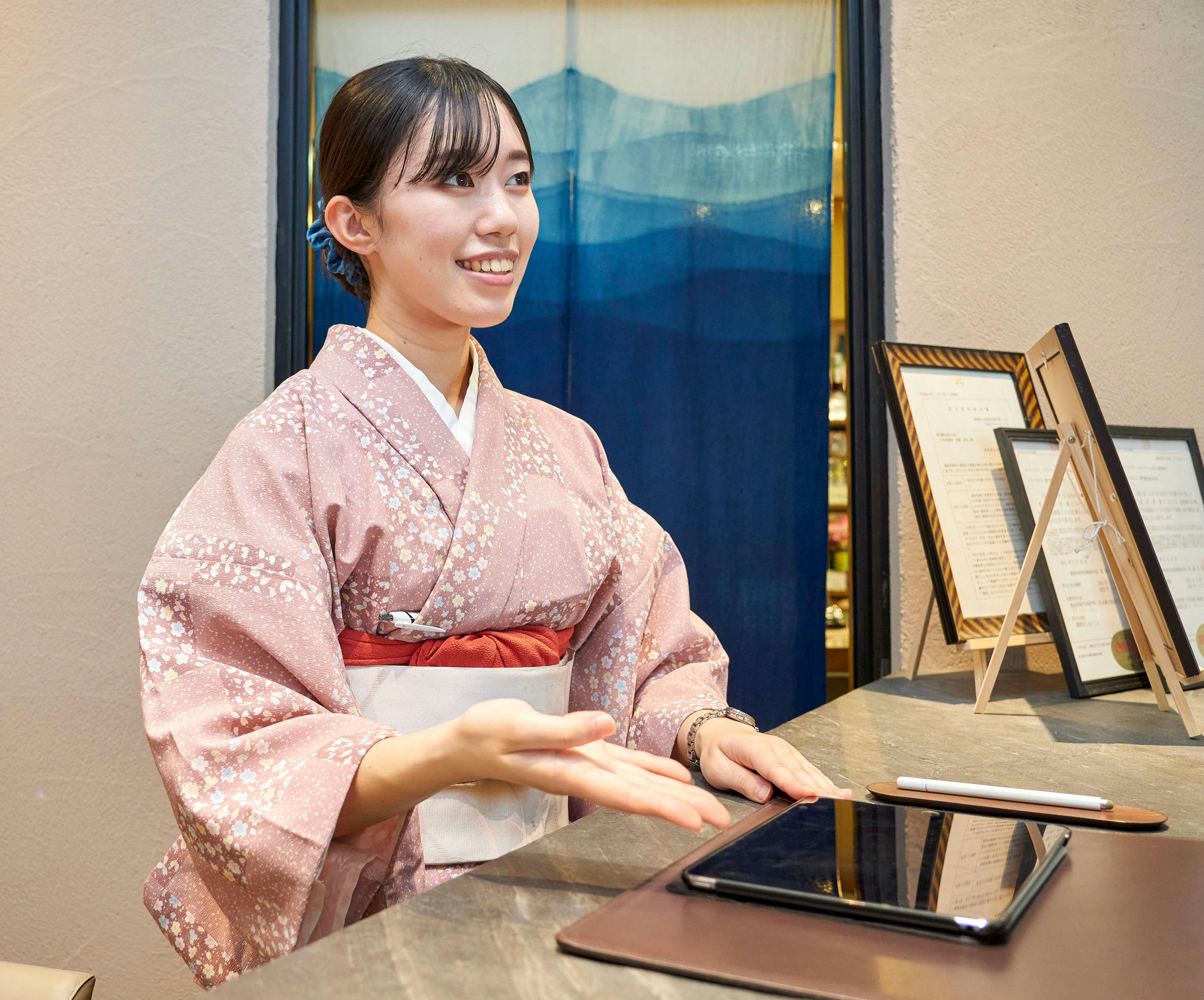 フロント　スタッフ