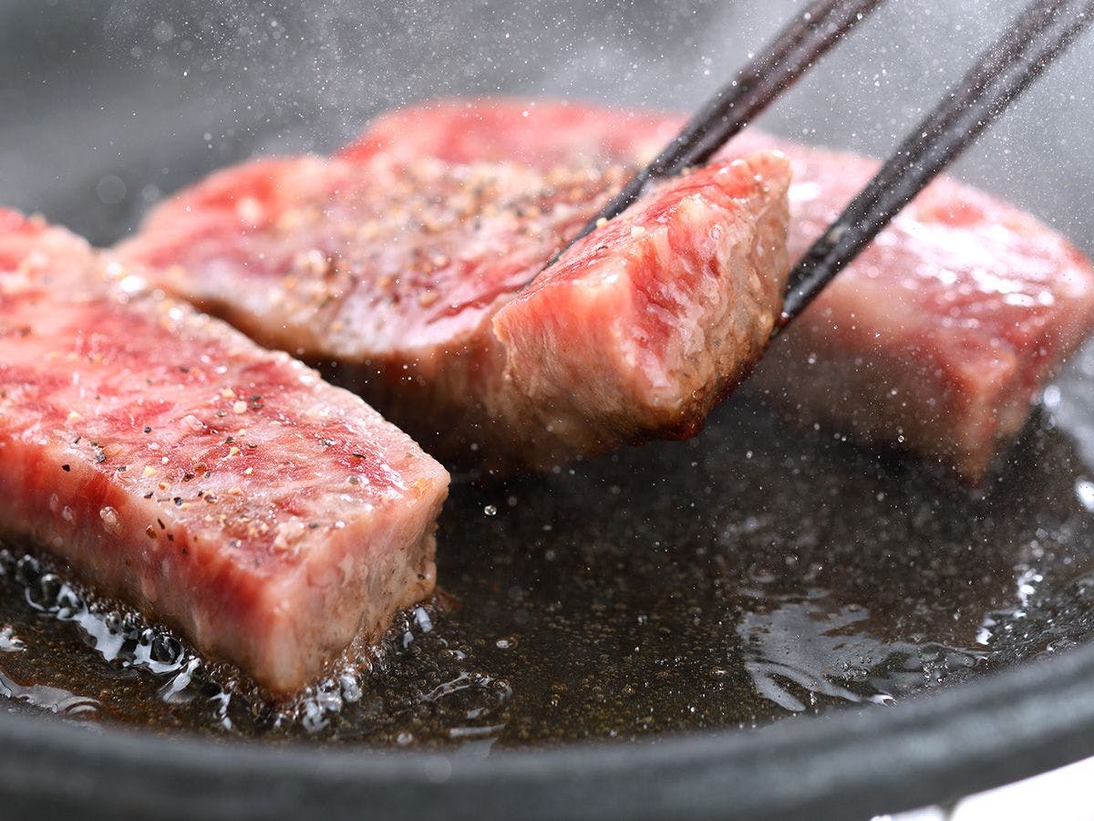 เนื้อวากิวแบรนด์ชั้นนำ 'โยเนซาวะ' ย่างบนแผ่นเซรามิก