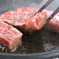 เนื้อวากิวแบรนด์ชั้นนำ 'โยเนซาวะ' ย่างบนแผ่นเซรามิก