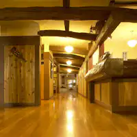 เมื่อก้าวเข้าประตู คุณจะสัมผัสได้ถึงความอบอุ่นของไม้