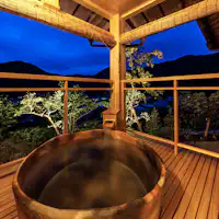 ห้องพักพร้อมอ่างอาบน้ำกลางแจ้งของมันเรียว