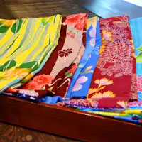 แขกผู้หญิงสามารถเลือกชุดยูกาตะสีได้