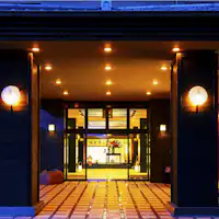 ทางเข้าหลักยามพลบค่ำ