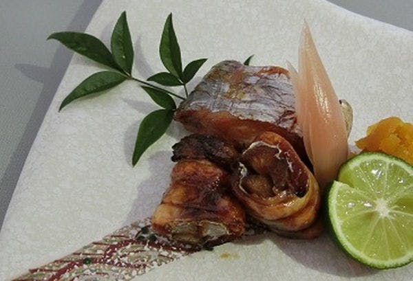 Contoh hidangan panggang dalam jamuan makanan laut alami.