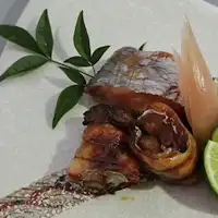 Contoh hidangan panggang dalam jamuan makanan laut alami.