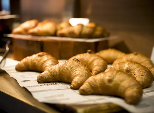 【ご朝食】ホテル自家製の焼きたてパン