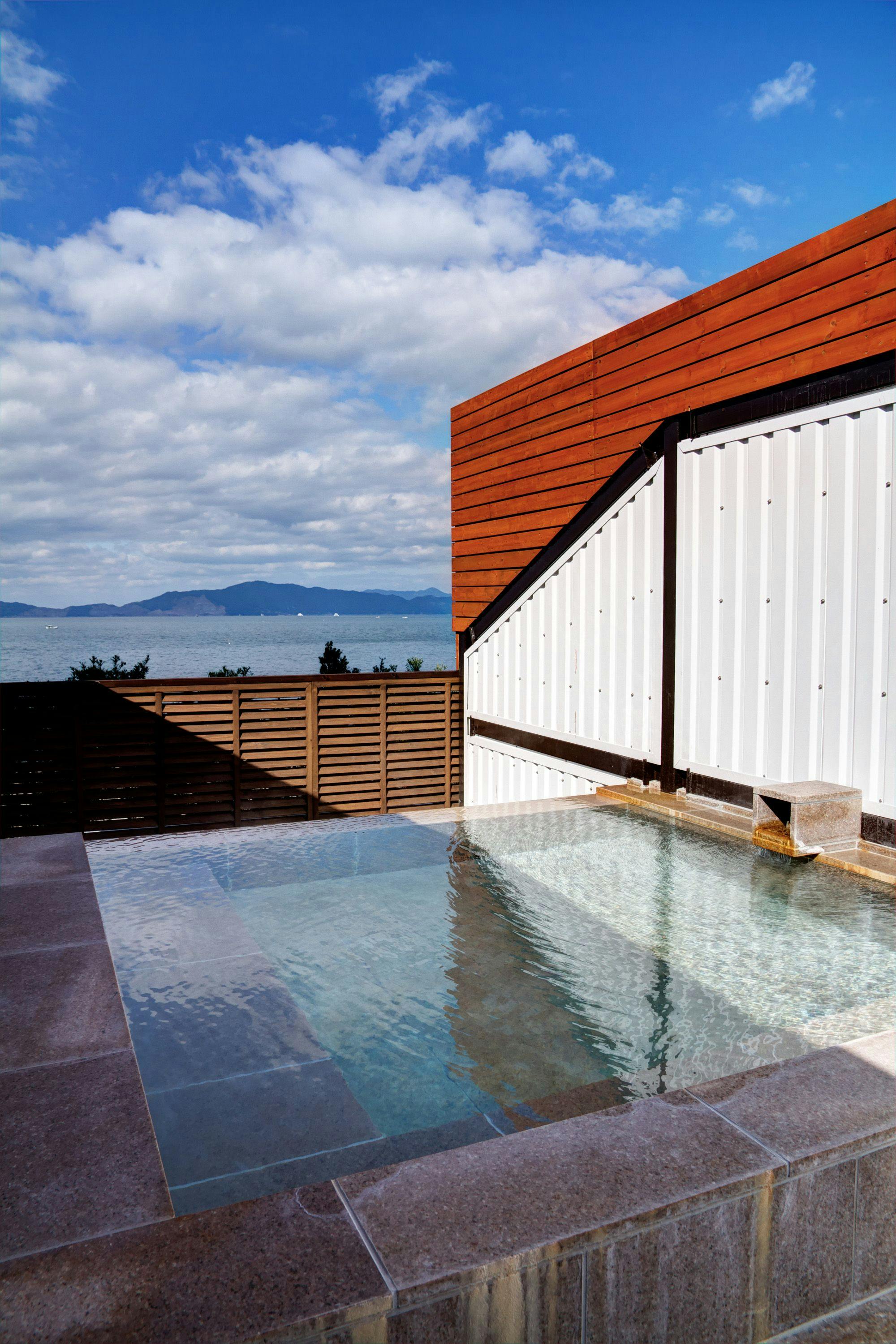 บ่อน้ำพุร้อนกลางแจ้งพร้อมวิว