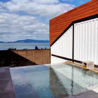 บ่อน้ำพุร้อนกลางแจ้งพร้อมวิว