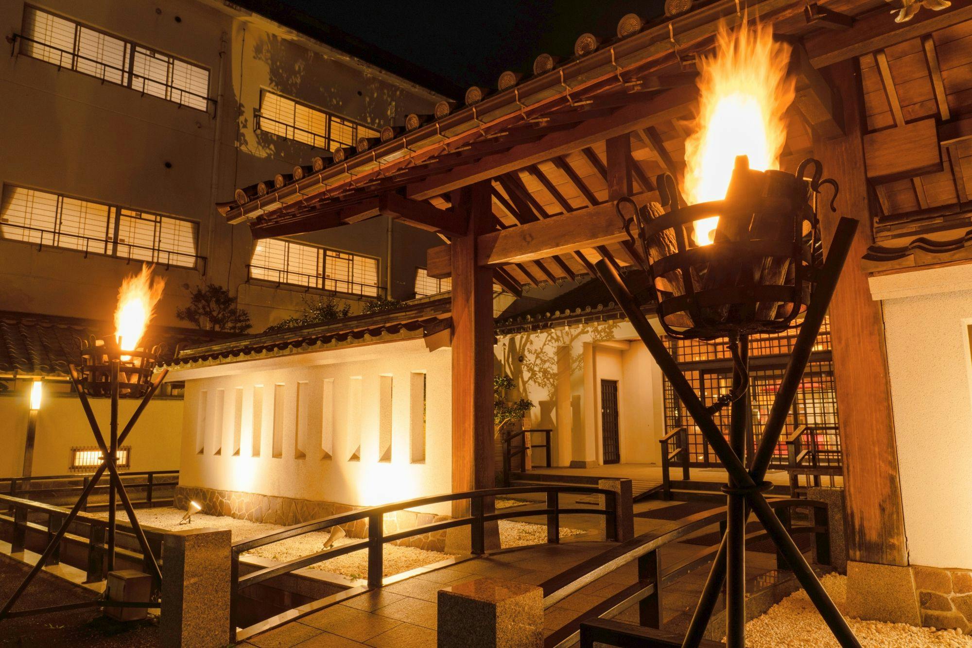 正面玄関（イメージ）かがり火でお出迎え！