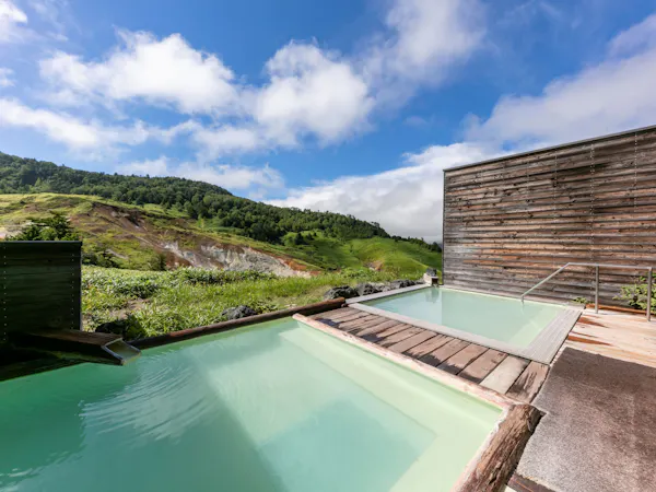 【ออลอินคลูซีฟที่เติมเต็มทั้งห้าประสาทสัมผัส】ดื่มด่ำไปกับบ่อน้ำพุร้อนมันซะ ให้ใจได้อิ่มเอม สุดยอดประสบการณ์ “เหนือความคาดหมายในชีวิตประจำวัน” อยู่ที่นี่