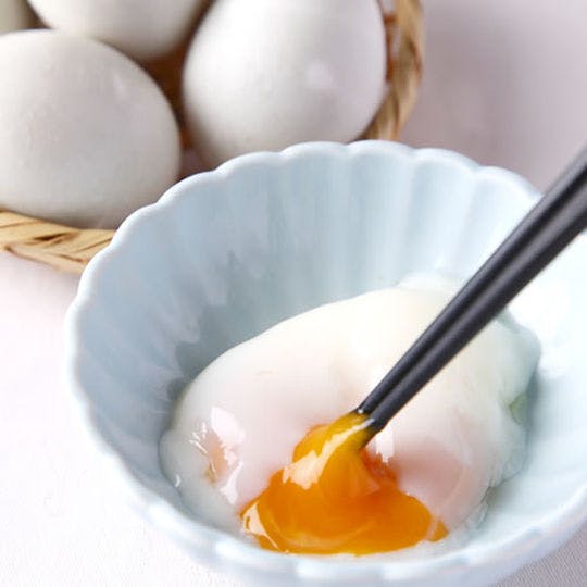 อาหารเช้าพร้อมไข่น้ำพุร้อนนุ่มๆ