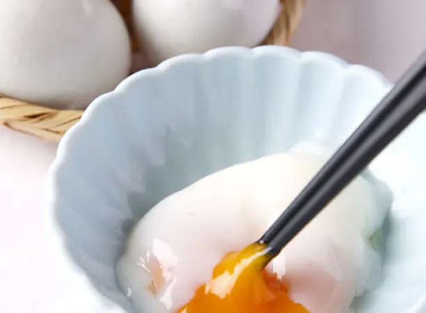 อาหารเช้าพร้อมไข่น้ำพุร้อนนุ่มๆ