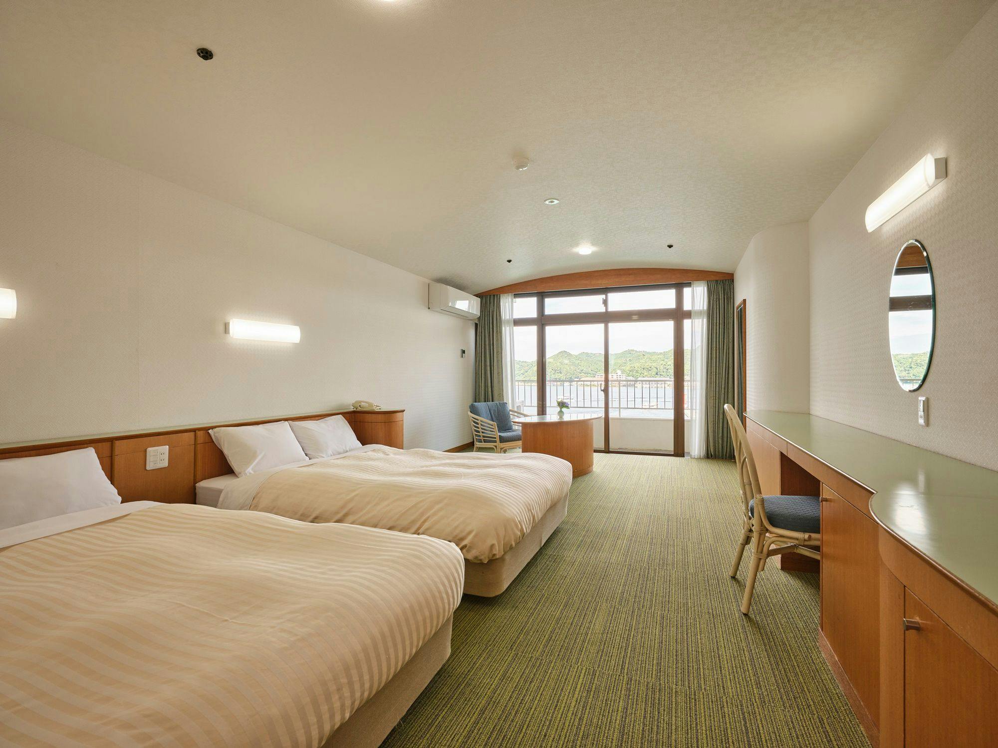 [Main Building Western-style Room] Offers a panoramic view of Katsuura Bay