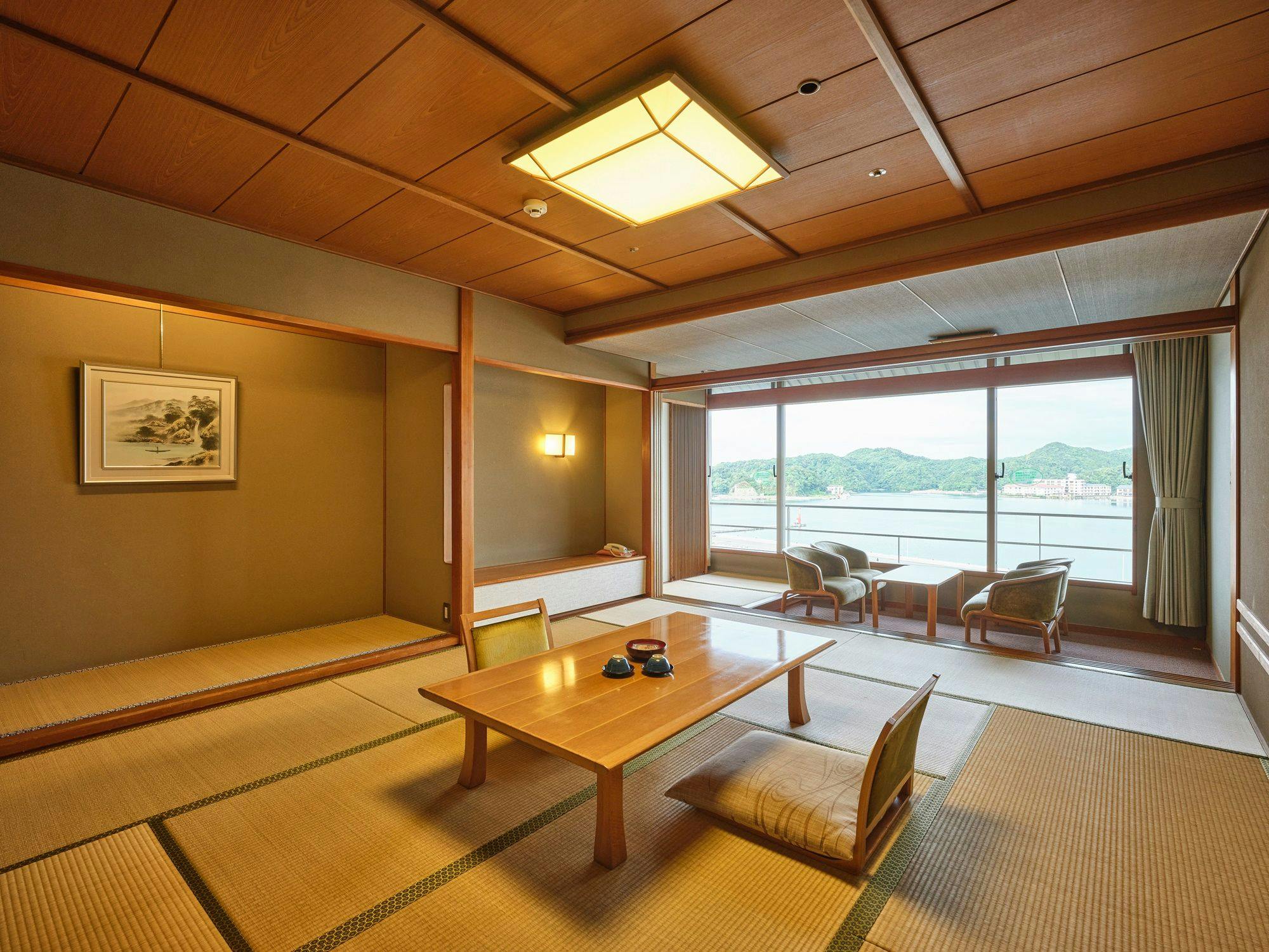 [Nagisa-kan Japanese-style Room] Offers a panoramic view of Katsuura Bay