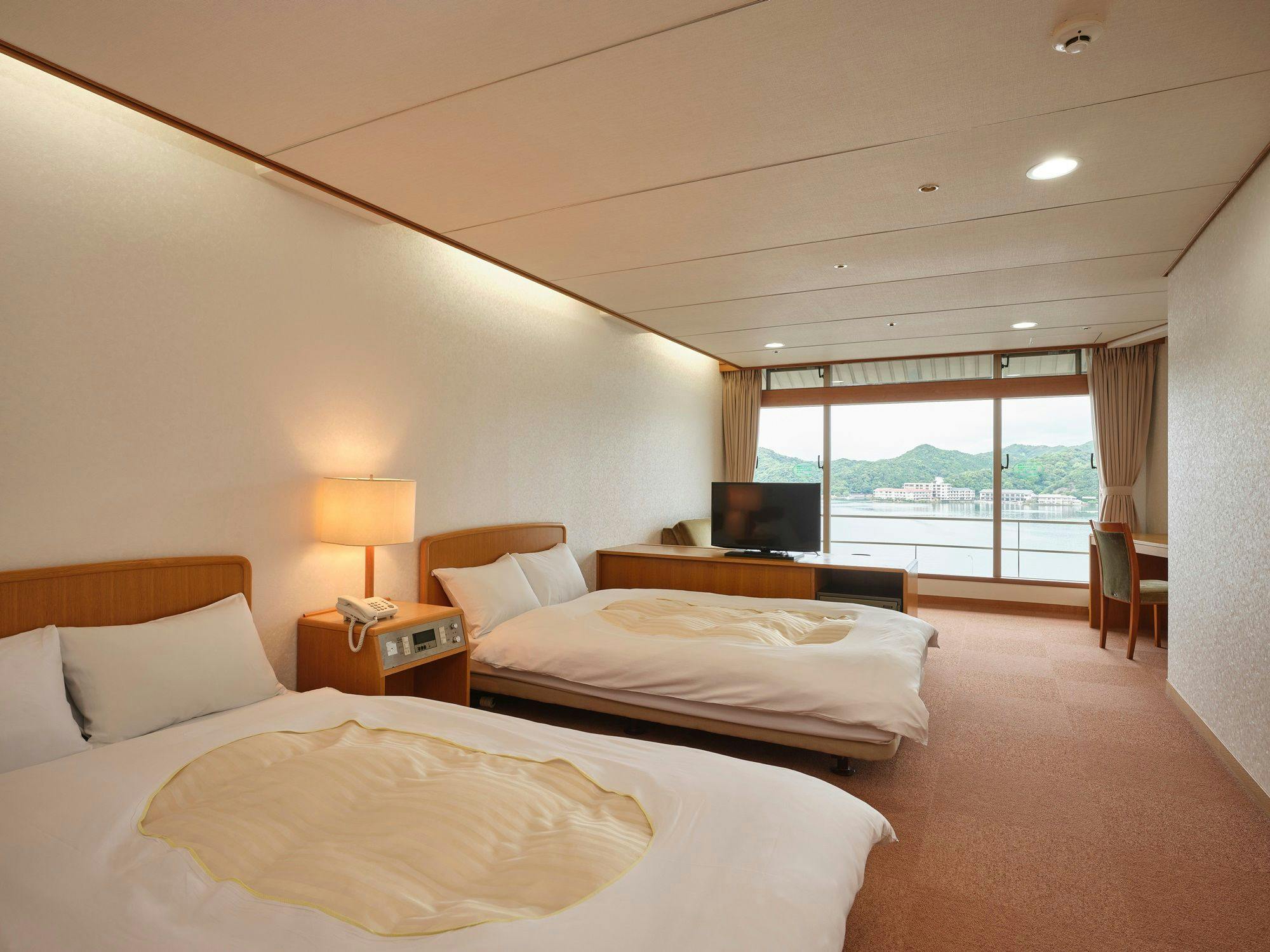[Nagisa Kan Western-style Room] A room on the Katsuura Bay side.